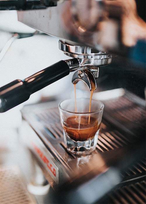 Espresso wir von einem Kaffeevollautomat zubereitet